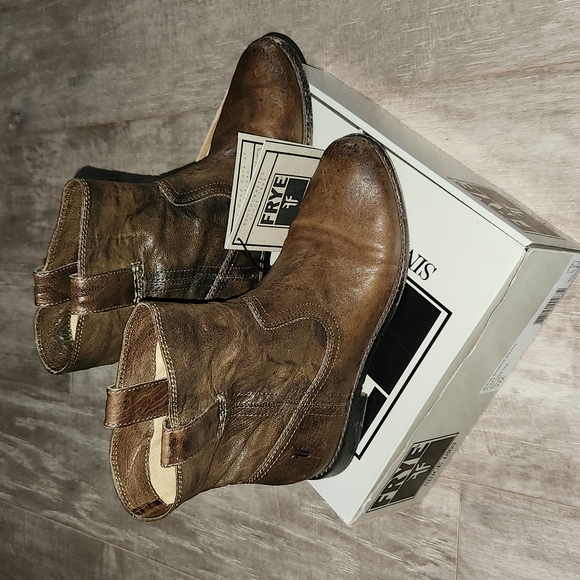Frye Anna Shortie in Taupe - Picture 1 of 10